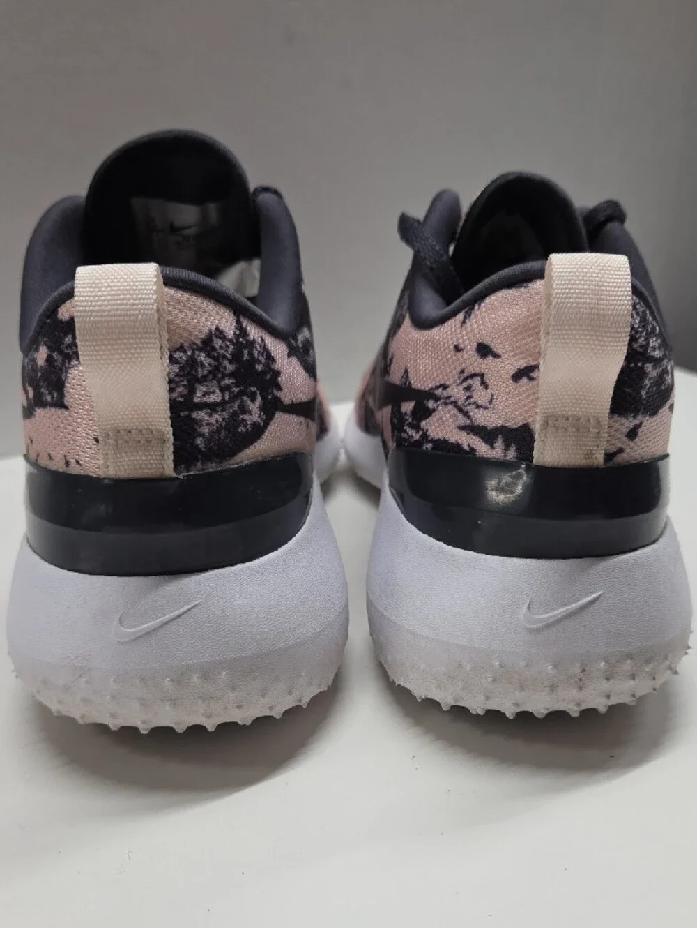 Nike Women's Golf Sneakers  Roshe G birds Print Size 8.5